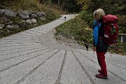 09 Per buon tratto strada cementata a tornanti in decisa salita